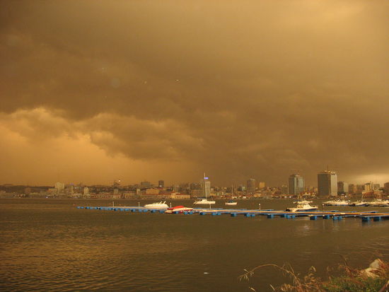 Aussicht auf Luanda von unserem Camp. Kurz vor einem heftigen Gewittersturm.