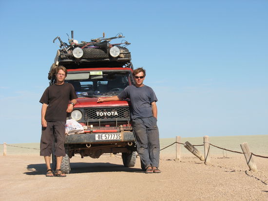 Volkmar und Chris in der endlosen Etoshapfanne.
