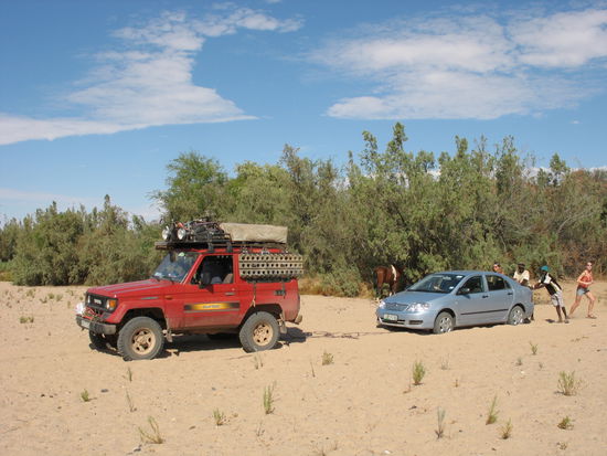 Fidel zieht deutsche Touris aus dem Flussbett.