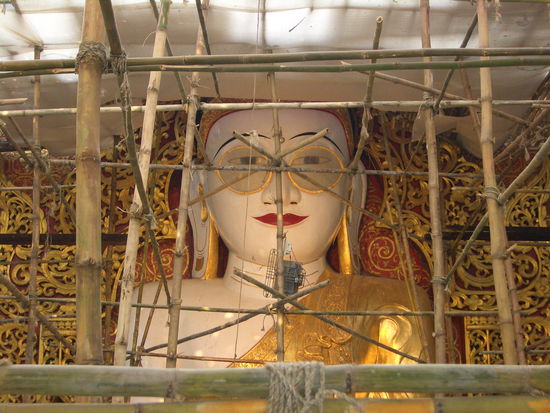 Der eingeruestete Brillen-Buddha