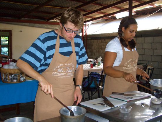 Kochen...das daneben ist uebrigens nicht Tamara, so braun ist sie noch nicht...