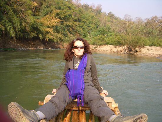 (grantige) Tamara am Bambusfloss