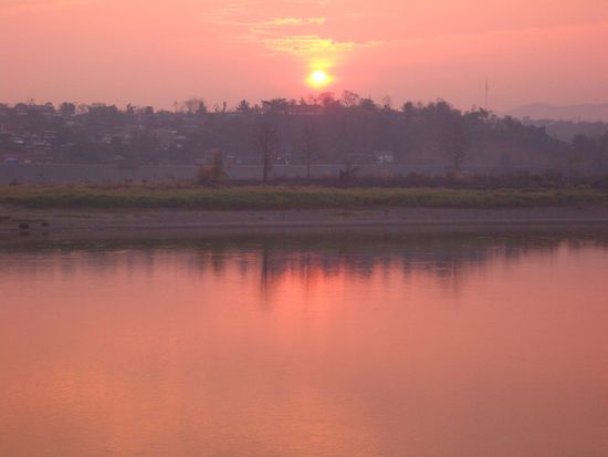 Sonnenaufgang ueber dem Mekong, von Thailand nach Laos schauend