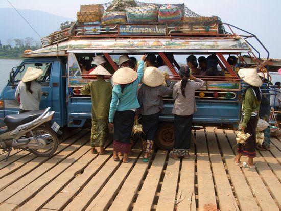 so wird man von den Essensverkaeufern bestuermt (das Essen vermutlich mit Durchfallgarantie) 