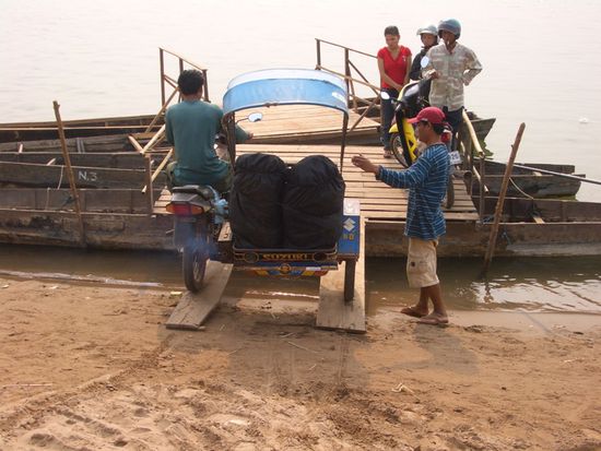 Das Samlaw faehrt mit unseren Rucksaecken auf die Faehre (= 2 mit Bretten verbundene Kanus)
