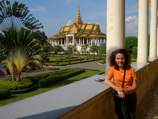 Tamara (rechts) im Royal Palace Phnom Penh
