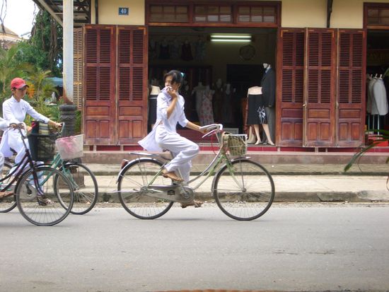 So schaut der Ao Dai bei den Schuelerinnen aus