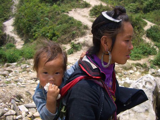 Black Hmong mit ihrem Sohne (v.r.n.l.)