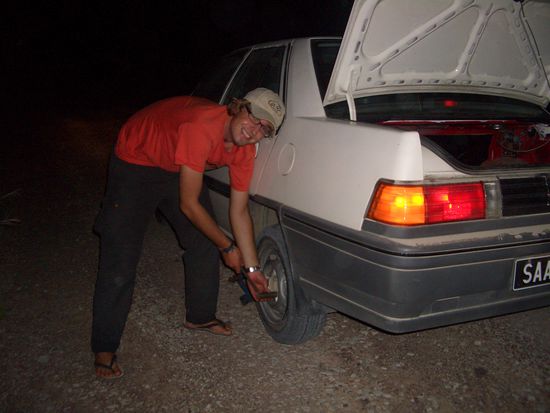 Das erste Mal: Georg beim Reifenwechseln