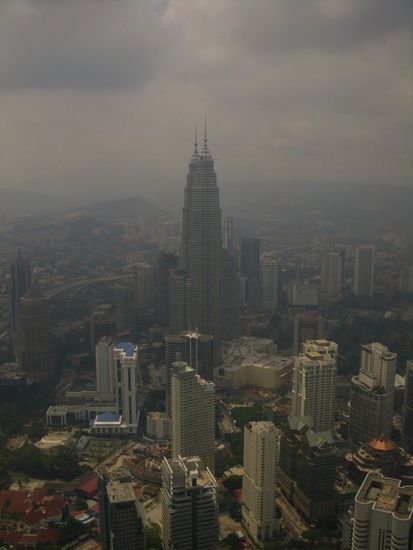 KL von oben, in der Mitte die Petronas Twin Towers