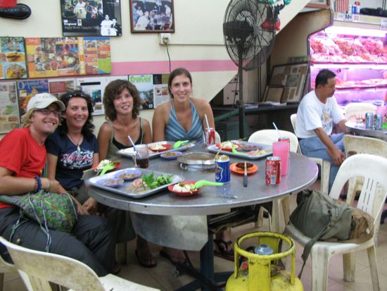 und so schmeckt´s uns:
Georg, Tamara, Femke, Nina (v.l.n.r)
(die Kellnerin war keine Meisterfotografin)