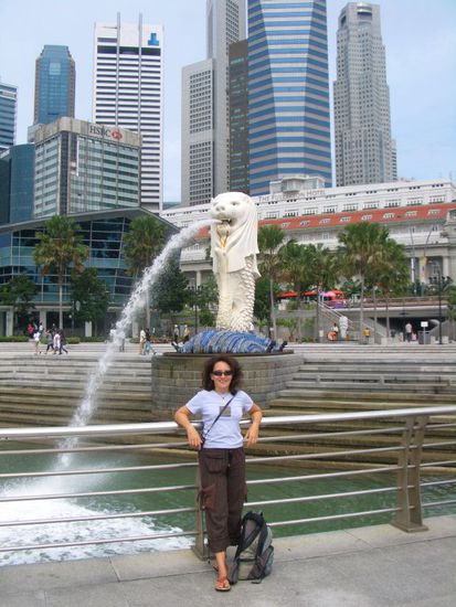 Tamara (vorne) mit dem Merlion (hinten), dem Maskottchen Singapurs, eine Mischung aus Löwe und Fisch