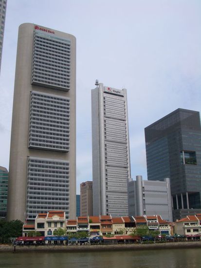 Boat Quay - vorne die alten Häuser (jetzt allesamt Restaurants und Bars), dahinter der CBD (Central Business District)