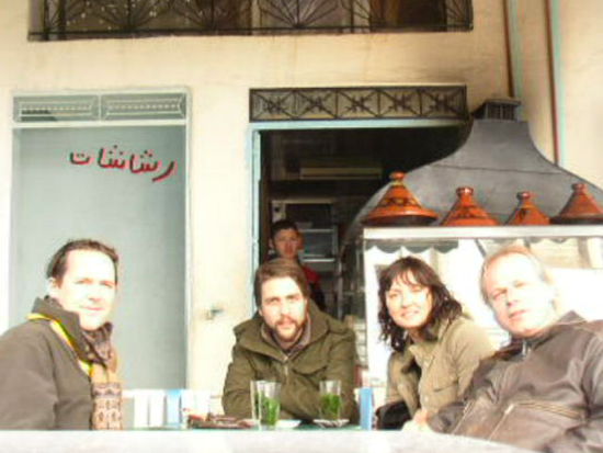Hier sitzen wir in einem Cafe in Chefchaouen im Rif-Gebirge in Marokko.