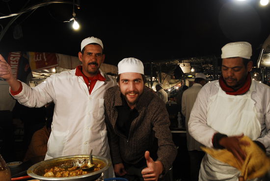 hmmmmm. Da schmeckt der Hammel besonders gut. Said zeigt mir gerade wie es am besten geht.