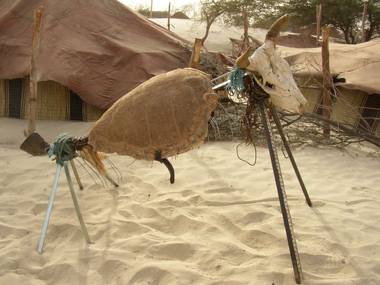 Odos Skulptur; Fundstücke Rindskopf (Mali) , Panzer Wasserschildkröte (Mauretanien),  Gitterroste (Nippes),
Schaufel (Mauretanien), ( Messlatten (Sevilla)