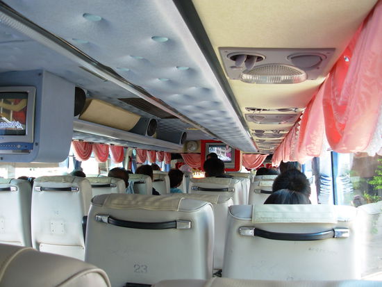 Im Bus nach Phuket (man beachte die netten rosa Vorhaenge  )