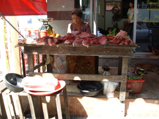 Auf dem Markt in Ranong Schweinefleisch