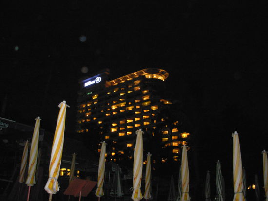 Betonklotz Hilton direkt am schmalen Strand mit schoenen Sonneschirmen. Wems gefaellt !!!