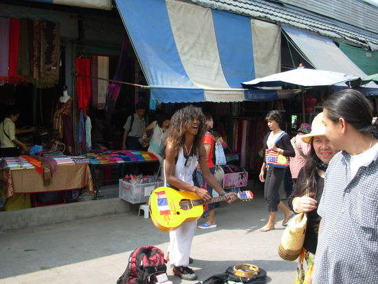 Gitarren Spieler auf dem Chatuchak Markt