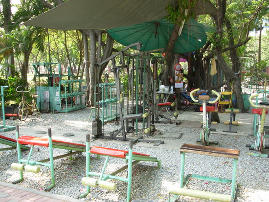 Fitnessstudio auf Thai Art auch im Lumpini Park