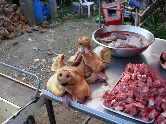 Schweinekoepfe auf dem Markt