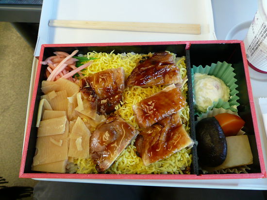 Heute mal Ente mit Reis etc. Rechts oben ist so etwas wie Kartoffelsalat.