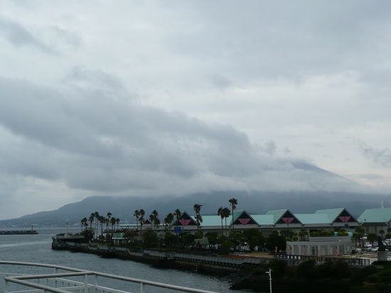 Mount Sakurajima in Wolken gehuellt