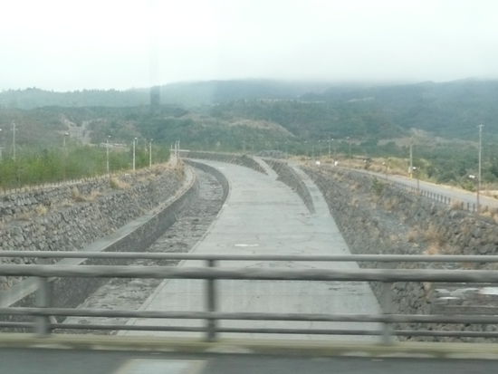 Nicht fuer Wasser, sondern damit die Lava in geordneten Bahnen abfliessen kann.