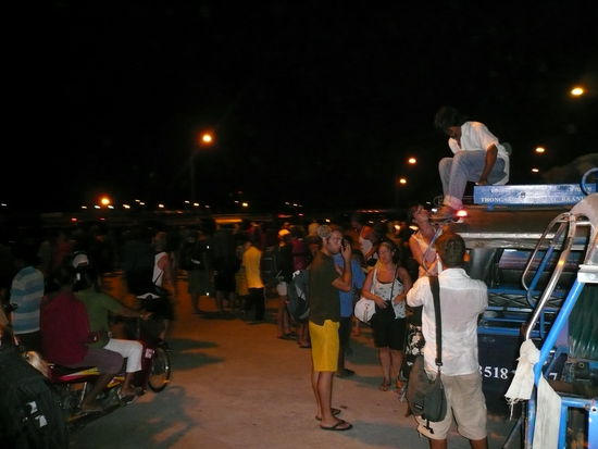 Alle suchen ein Taxi zu ihrer Unterkunft