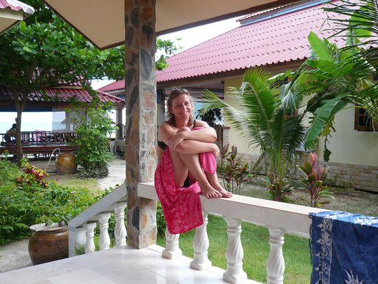 Nicole total relaxt auf der Terasse