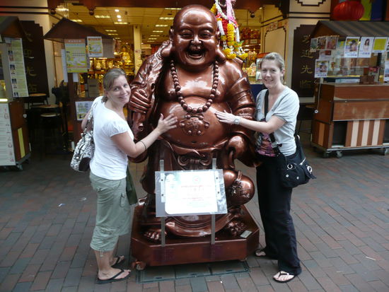 Dem Buddha ueber den Bauch streicheln bringt Glueck