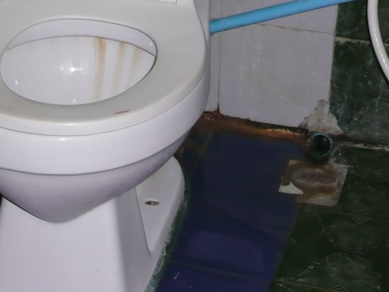 Toilette im Don Chukit mit Ansteckungsgefahr