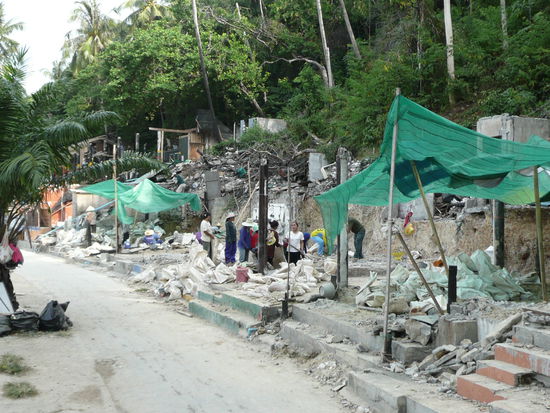Hier werden die Schaeden des Tsunamis noch beseitigt