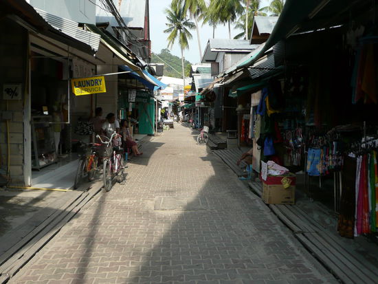 Phi Phi Village am morgen um 08 Uhr, noch schoen leer