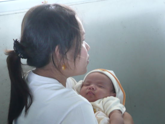 Mutti mit ihrem Baby auf der Fähre