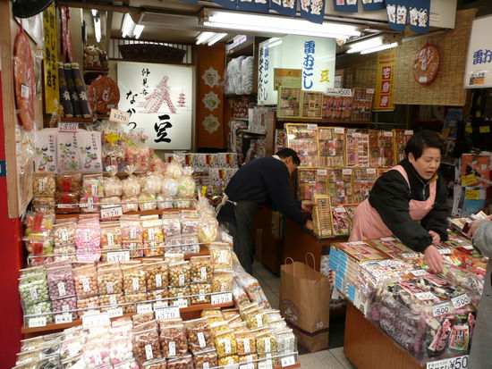 Unendlich viele dieser kleinen Laeden mit vielen bunten Kleinigkeiten