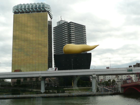 Gegenueber der Abfahrtsstelle des Ausflugsbootes. Die Tokyoter nennen es mit einem Schmunzeln *Big Shit*. Koennt ja selber ueberlegen warum 