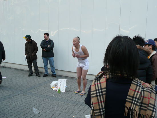 Es sind nicht mal 5 Grad Celsius. Selbstgeisselung in Akihabara? Ich konnte es nicht rausfinden.