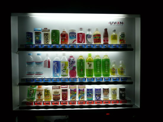 Getraenkeautomaten an jeder Ecke zu finden. Warme und kalte Getraenke fuer ca. 1 Euro