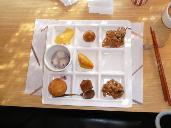 3. Teller (Nachspeisen). Unten rechts ist Nato. Vergorene Sojabohnen. Zieht sich wie Kaugummi und schmeckt wie eine Mischung aus Gorgonzola und Muensterlaenderkaese