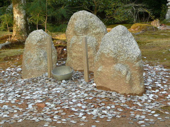 Muenzen werfen und etwas wuenschen. Wenn man die Schuessel trifft bekommt man den Jackpot 