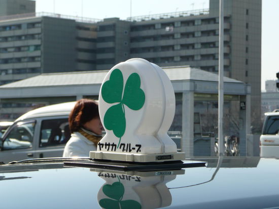 Jede Taxigesellschaft hat eigene Zeichen. Mal Herzchen, mal einen Halbmond etc.
