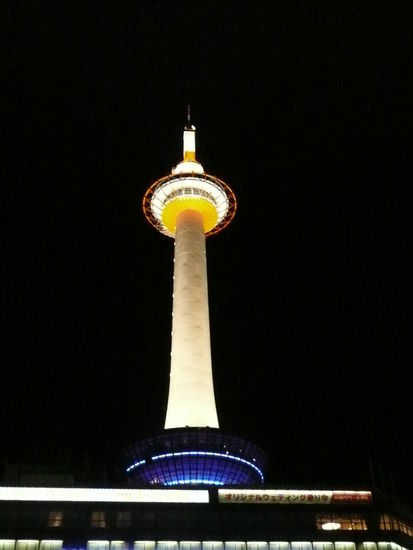 Kyoto Tower bei Nacht