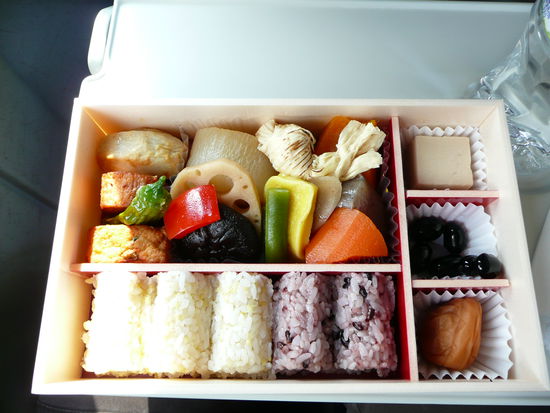 Diesmal vegetarisch. Das oben links sieht unschuldig aus. Schmeckt aber eklig.