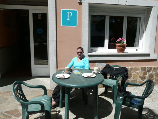 In der Sonne vor der Pension bei Kaffee und Kuchen