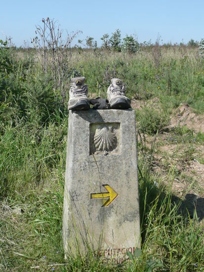 Richtung Santiago (ein Pilger hat seine abgelaufenen Schuhe auf dem Stein gelassen)