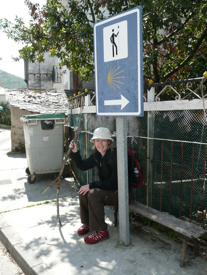 Ich warte auf Nina in Trabedelo.Das Schild mit dem Pilger und der Muschel weist uns den Weg.