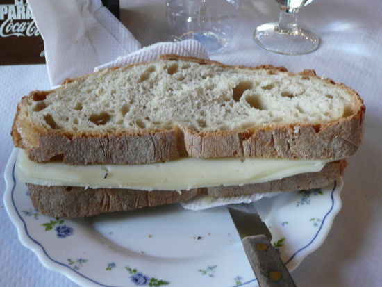 Bocadillo con Queso reicht fuer zwei.