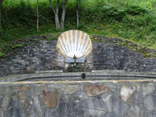 Muschelbrunnen auf dem Weg nach Sarria